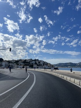 Een keer in de maand is het autovrije zondag op Corniche Kennedy in Marseille. Dit evenement heet La Voie est Libre - Corniche Piétonne.