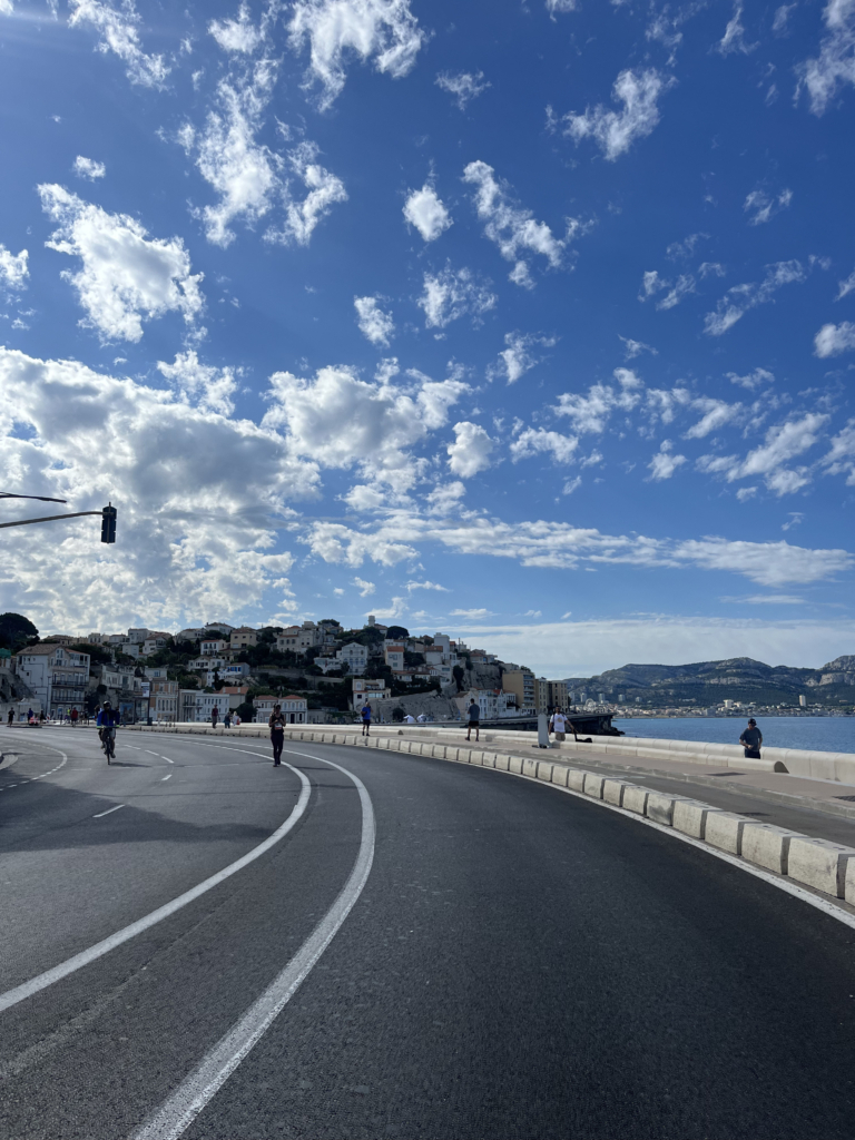 Een keer in de maand is het autovrije zondag op Corniche Kennedy in Marseille. Dit evenement heet La Voie est Libre - Corniche Piétonne.