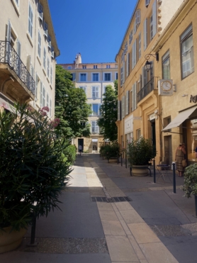 Het kleurrijke historische centrum van Aix-en-Provence, de stad met duizend fonteinen.