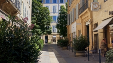 Het kleurrijke historische centrum van Aix-en-Provence, de stad met duizend fonteinen.