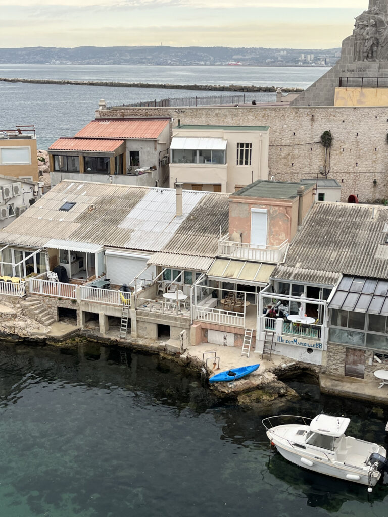 Typische vissershuisjes, ook wel cabanons genoemd, in Marseille.