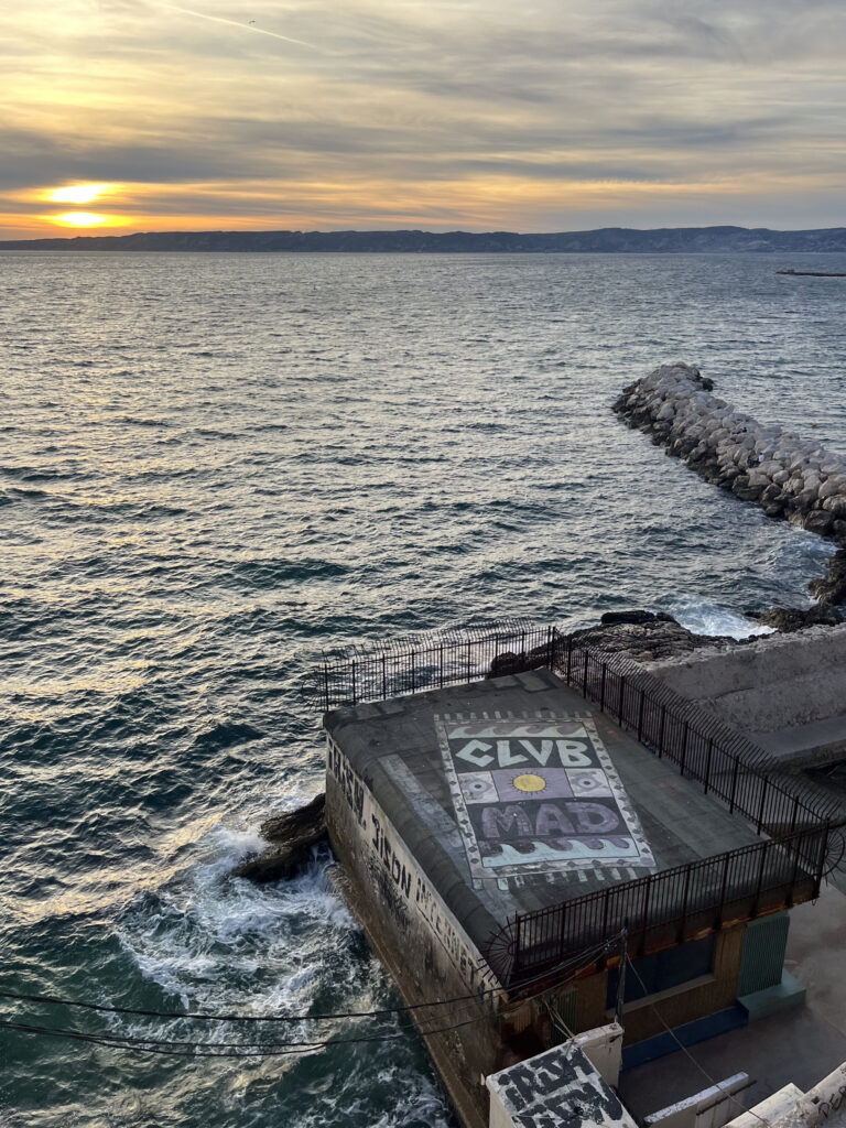 Uitzicht vanaf de Corniche op een stuk Vallon des Auffes op zee.