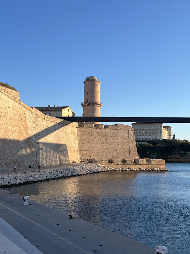 Route rondom het Mucem in Marseille, uitkijk op Fort Saint-Jean.